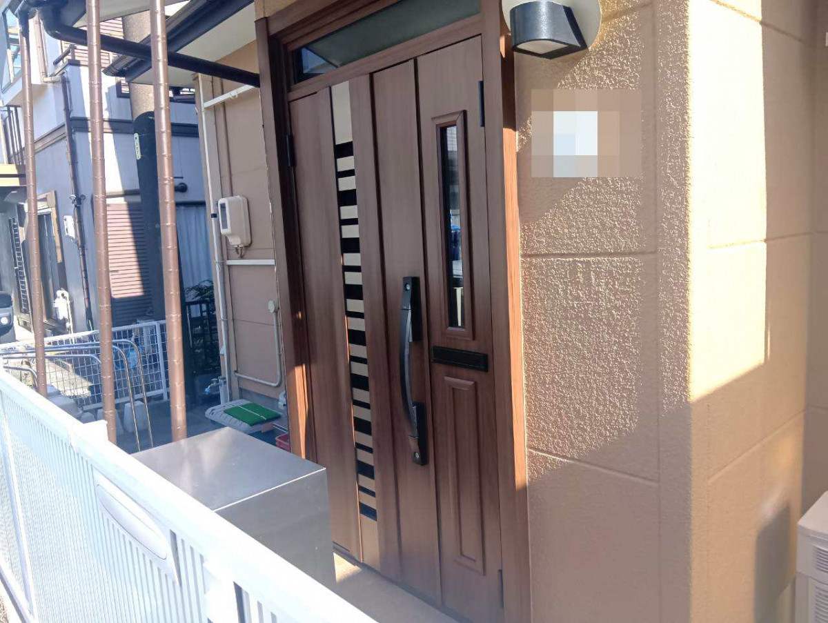 スルガリックス 静岡店の片袖タイプの玄関ドアを、採風式の親子タイプドアに替えたいの施工後の写真1