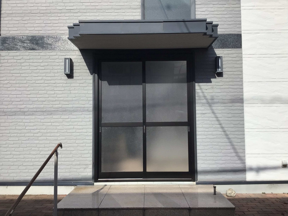 スルガリックス 静岡店のアパート共同入口のドアを引戸に替えたいの施工後の写真1