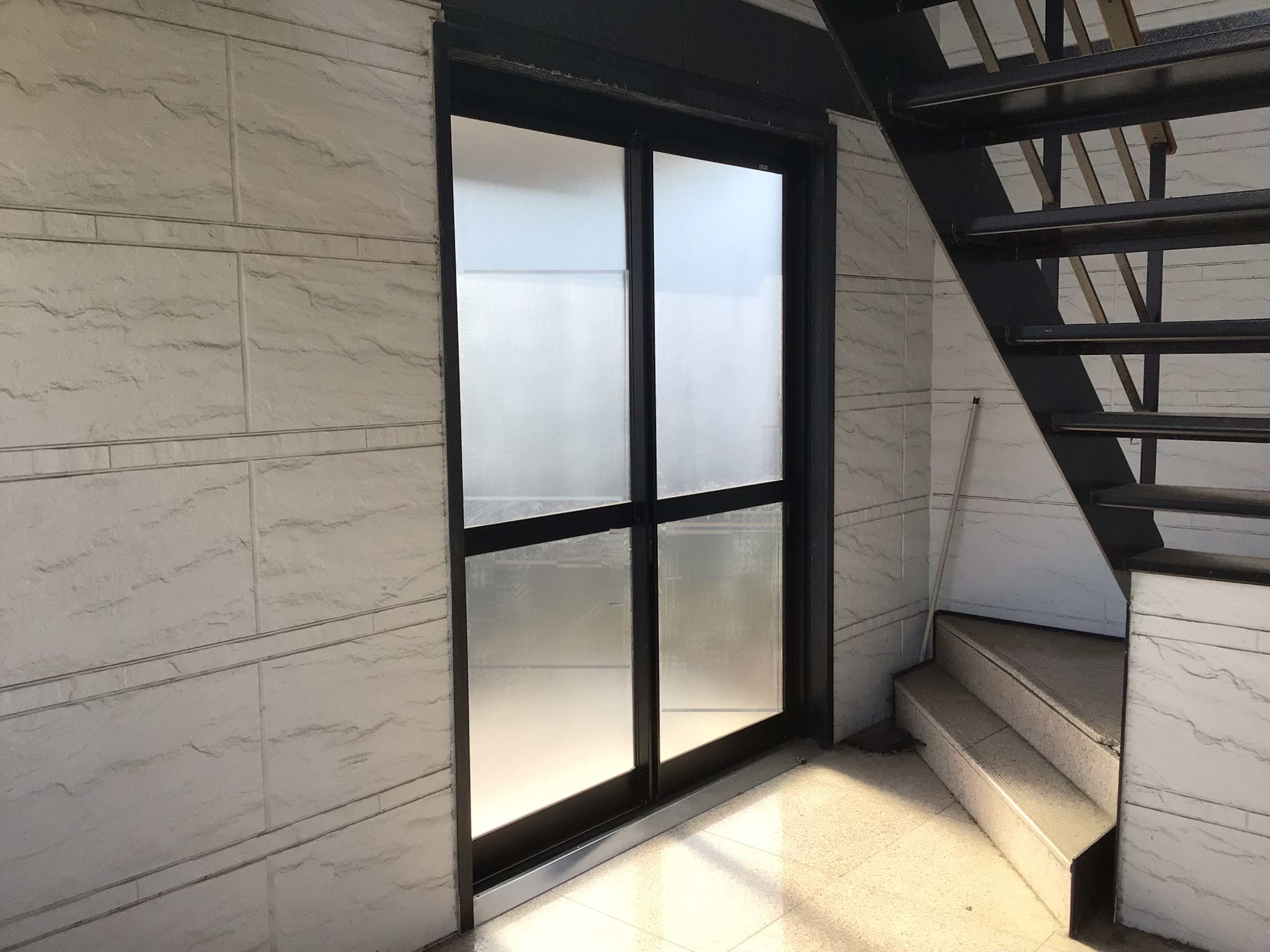 スルガリックス 静岡店のアパート共同入口のドアを引戸に替えたいの施工後の写真2