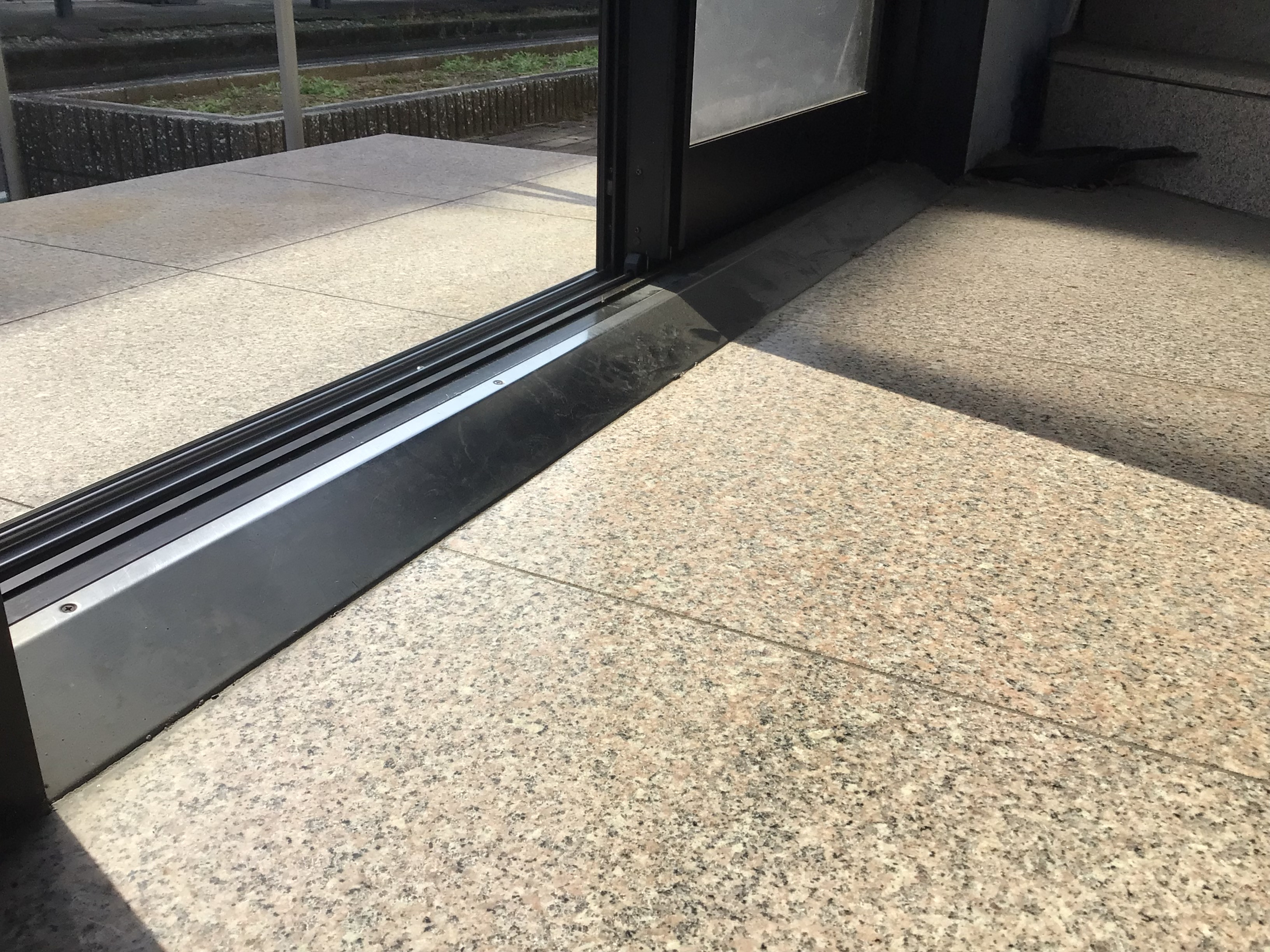 スルガリックス 静岡店のアパート共同入口のドアを引戸に替えたいの施工後の写真3