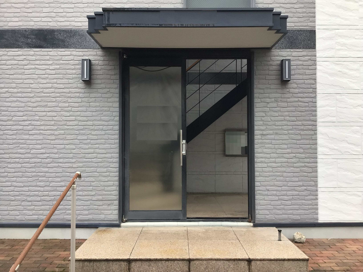 スルガリックス 静岡店のアパート共同入口のドアを引戸に替えたいの施工前の写真1