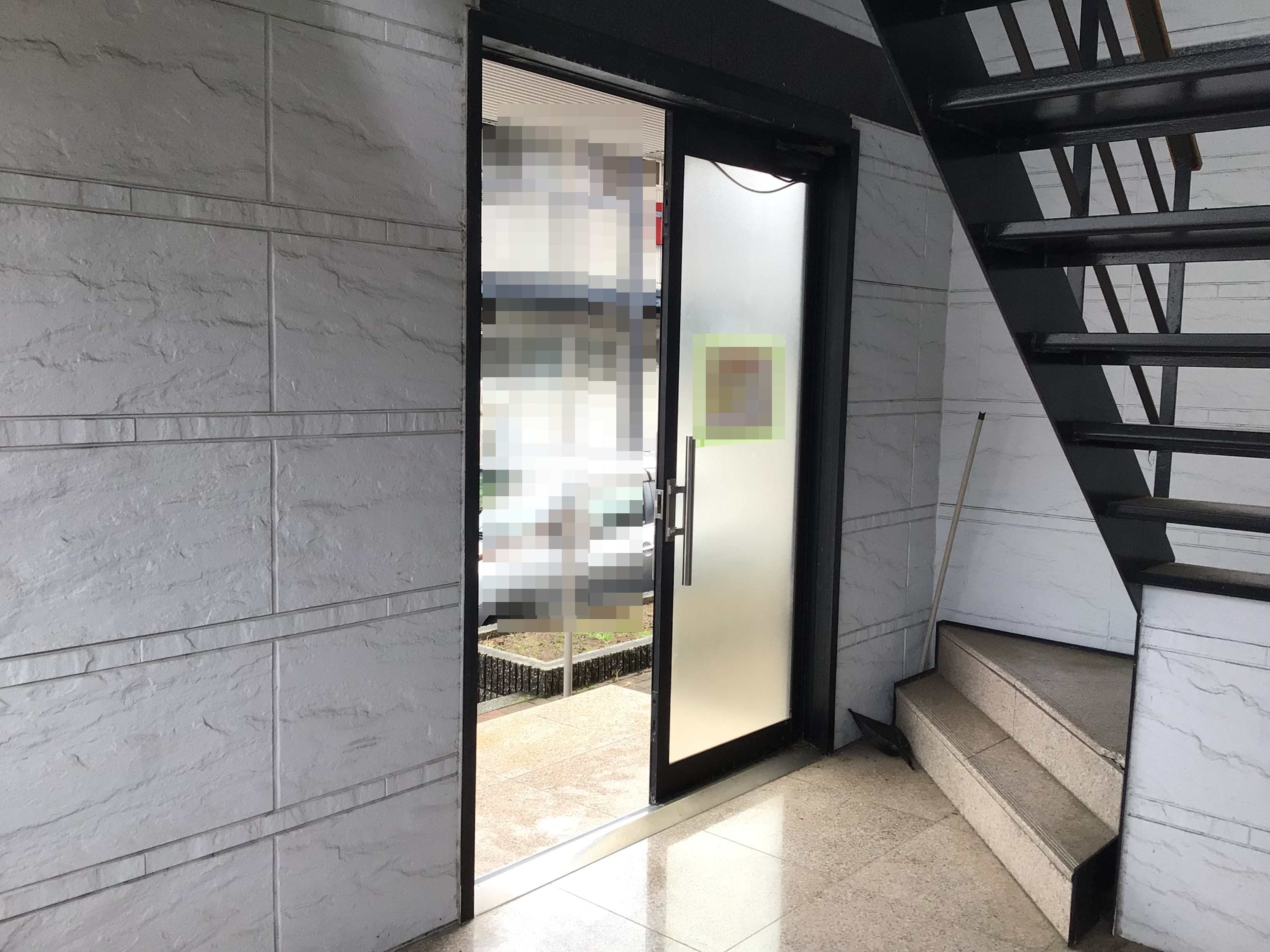 スルガリックス 静岡店のアパート共同入口のドアを引戸に替えたいの施工前の写真2