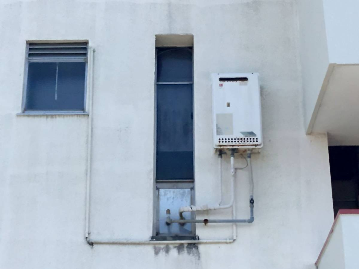 スルガリックス 静岡店の集合住宅共同部の窓が外れてしまったの施工前の写真1