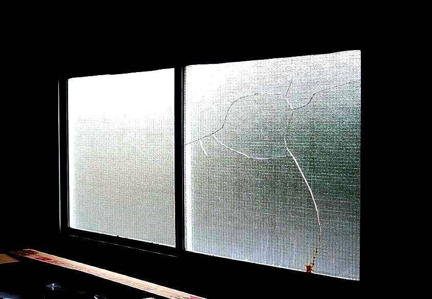 スルガリックス 静岡店のガラスにヒビが入ってしまったの施工前の写真1