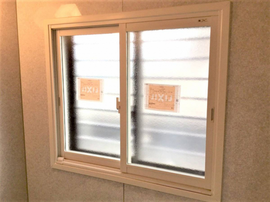 スルガリックス 静岡店のお風呂の窓に内窓を追加設置したい。施工事例写真1