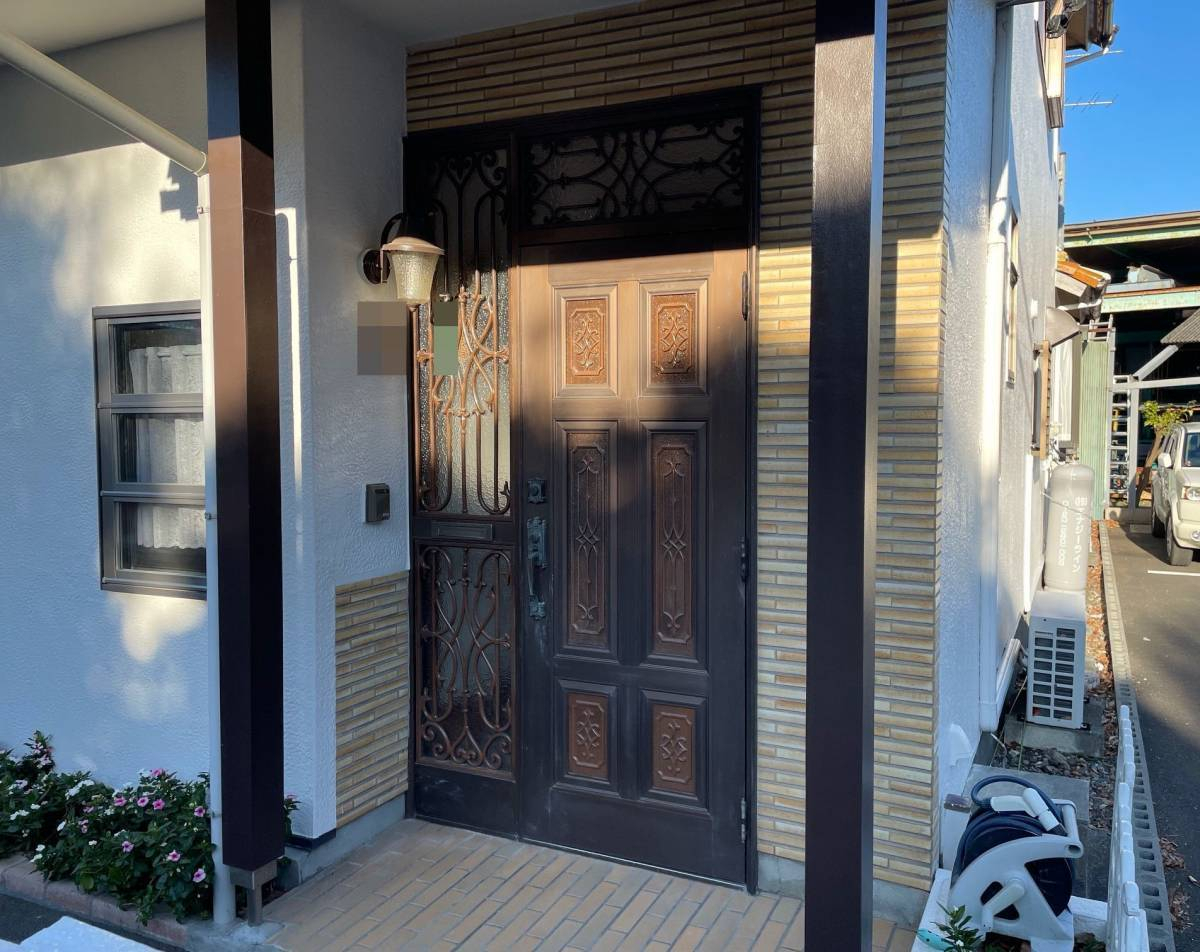 スルガリックス 静岡店の古くなった玄関ドアを交換してほしいの施工前の写真1