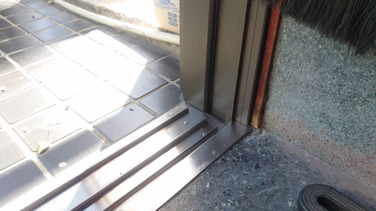 スルガリックス 静岡店の開け閉めのしやすい電気錠の玄関引戸にしたい。の施工後の写真2