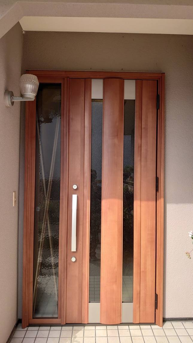 スルガリックス 静岡店の玄関ドアのリフォームの施工後の写真1