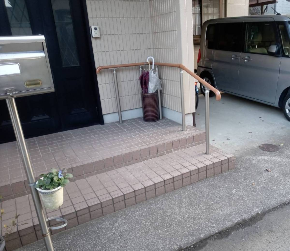 スルガリックス 静岡店の玄関前の段差のために手すりをつけてほしいの施工後の写真1