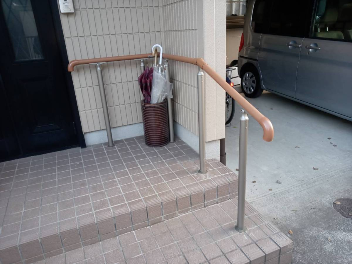 スルガリックス 静岡店の玄関前の段差のために手すりをつけてほしいの施工後の写真2