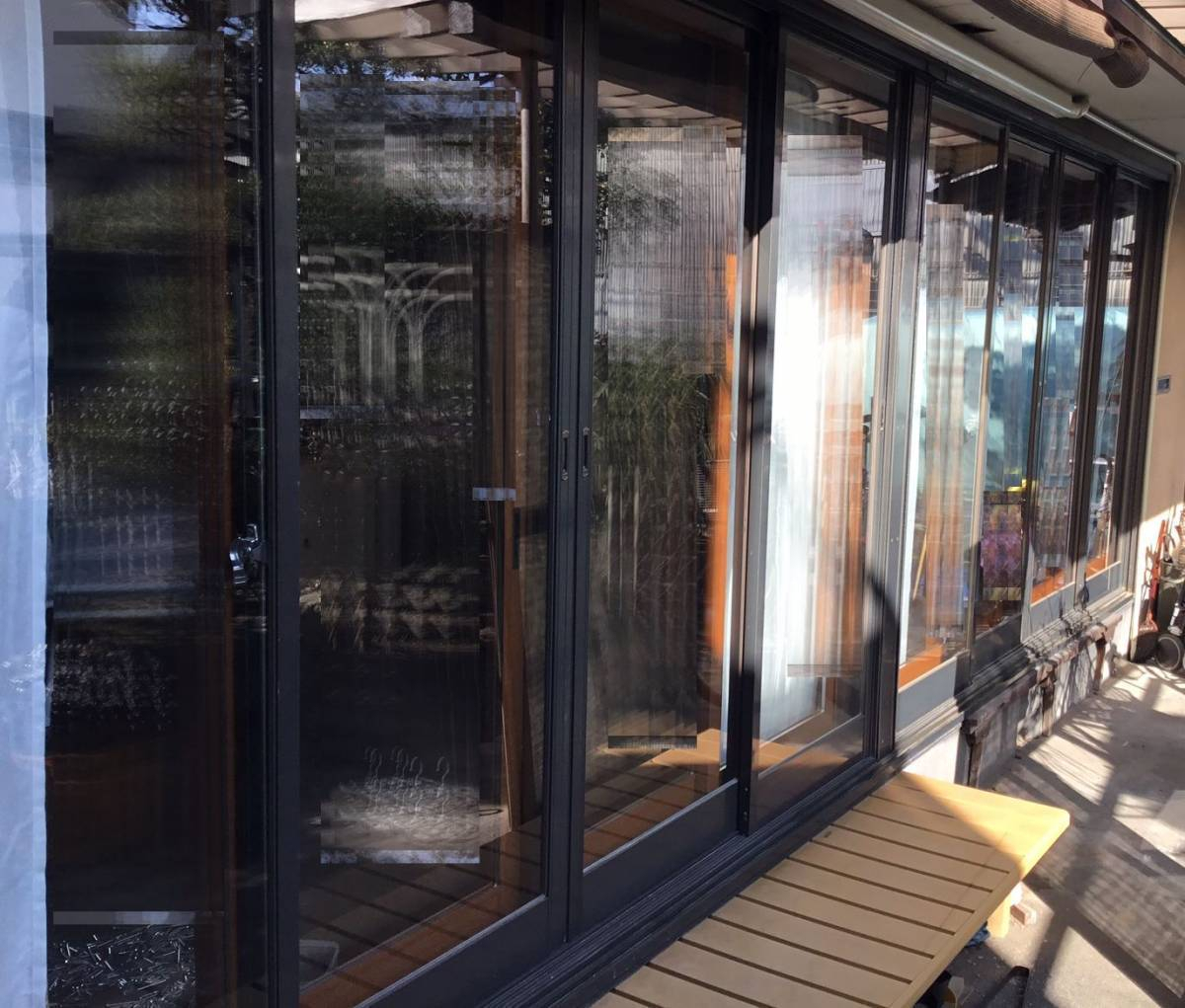 スルガリックス 静岡店の居室のガラスを防犯性の高いものに交換してほしいの施工前の写真1