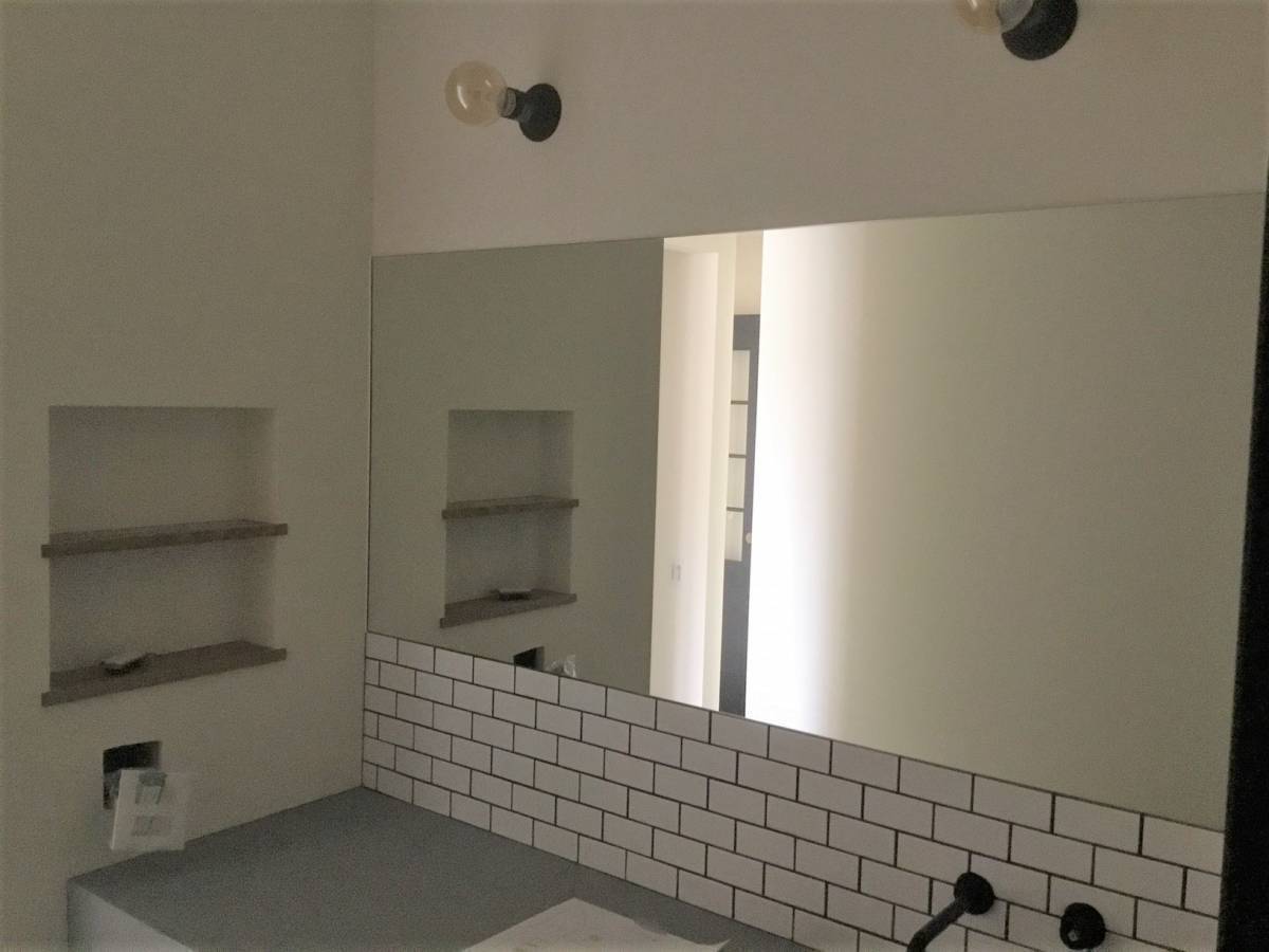 スルガリックス 静岡店の洗面所に鏡を設置してほしいの施工後の写真1