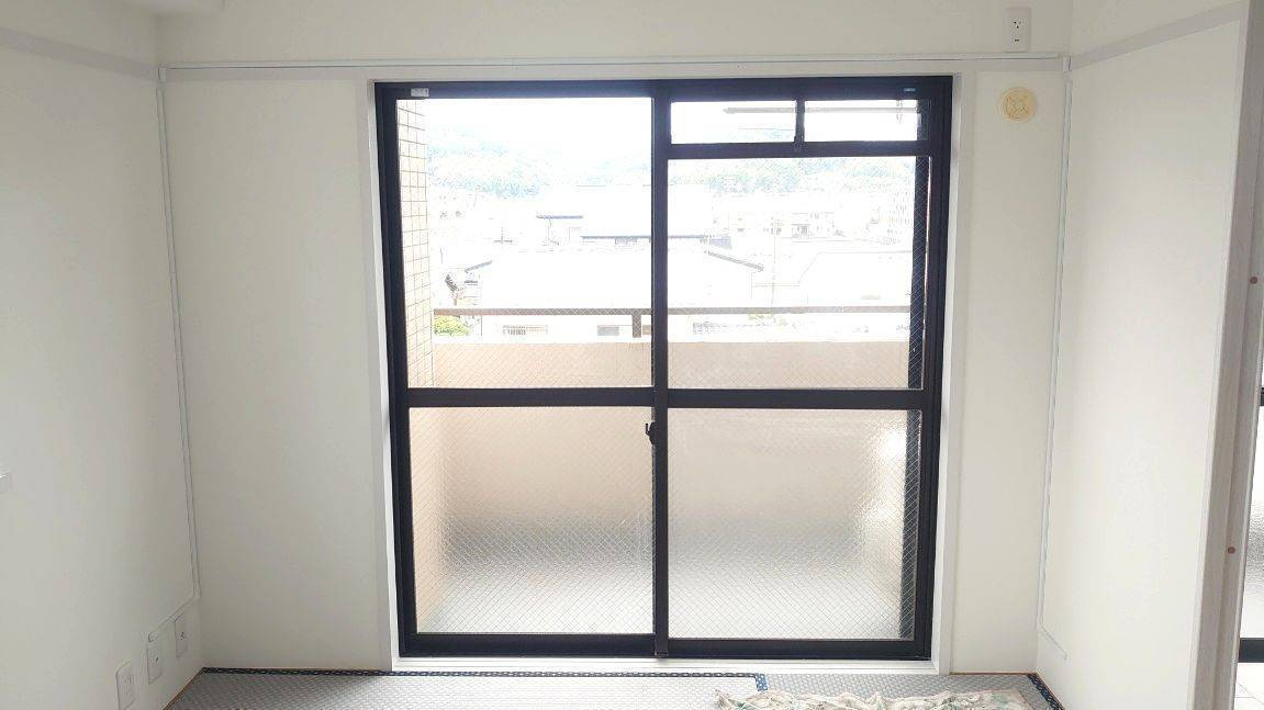 スルガリックス 静岡店のマンションの一室に内窓を付けてほしい。の施工前の写真3