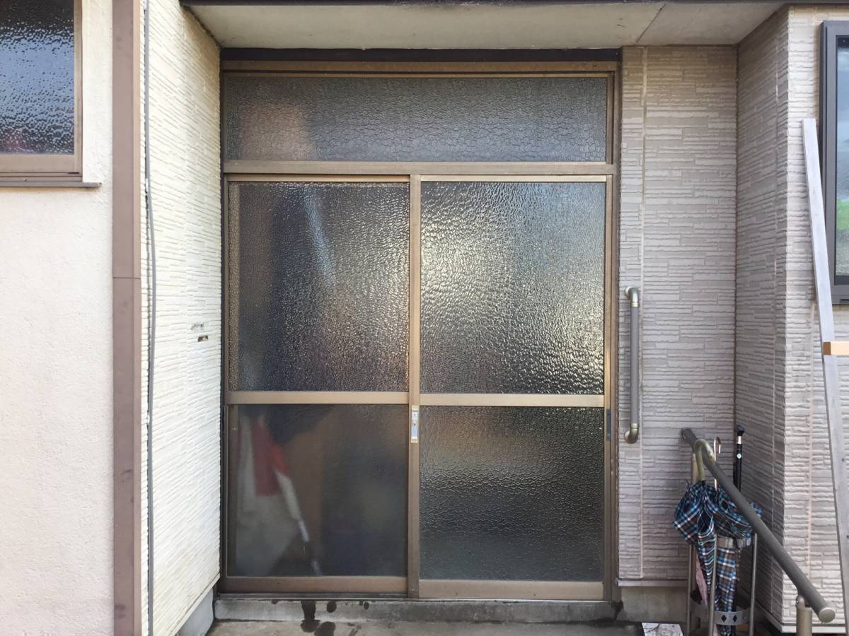 スルガリックス 静岡店の裏口のガラス戸を玄関引戸へ交換してほしい。の施工前の写真1
