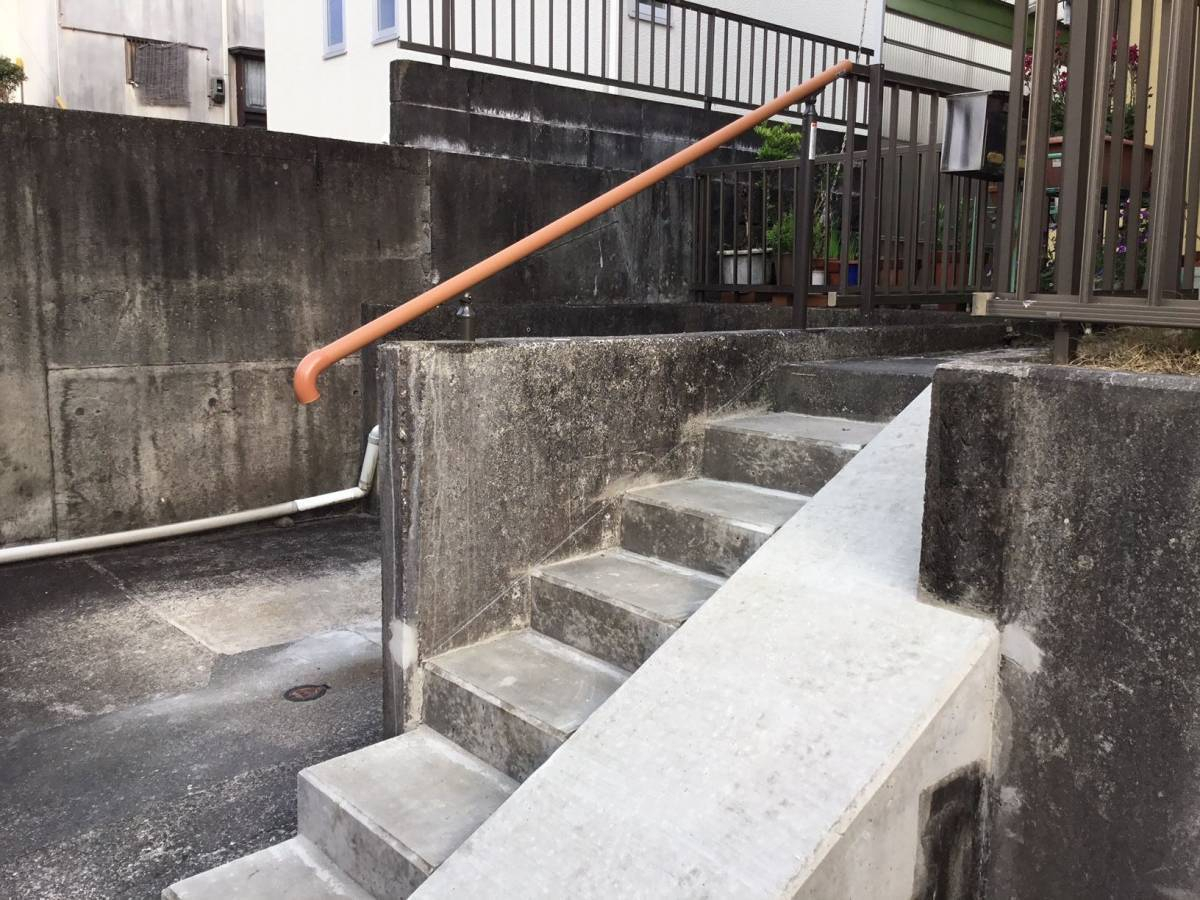 スルガリックス 静岡店の柵を外して、外の階段に手すりをつけてほしい。の施工後の写真1