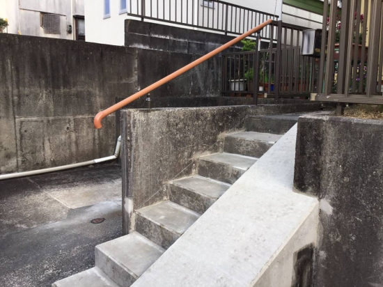 スルガリックス 静岡店の柵を外して、外の階段に手すりをつけてほしい。施工事例写真1