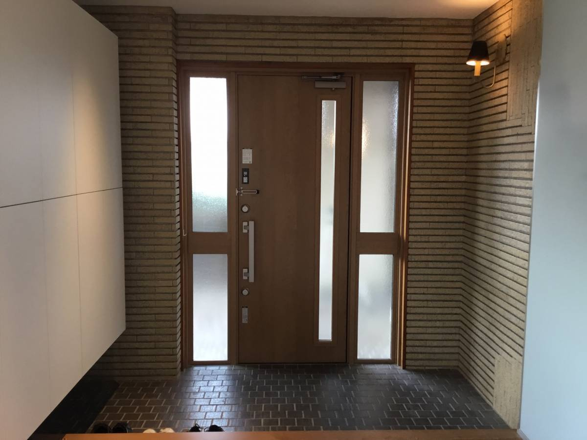 スルガリックス 静岡店の両袖の手動玄関ドアを電気錠式のドアへ交換してほしいの施工前の写真3
