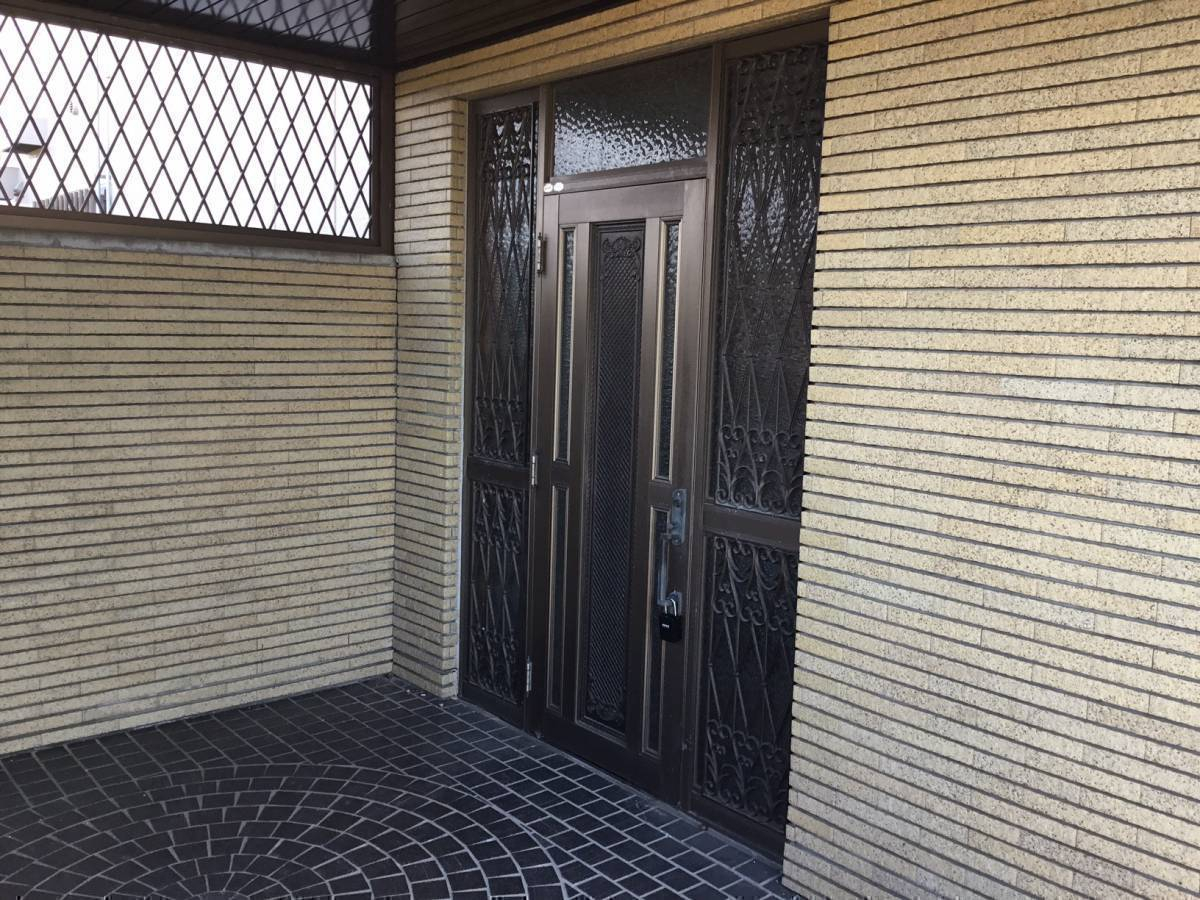 スルガリックス 静岡店の両袖の手動玄関ドアを電気錠式のドアへ交換してほしいの施工前の写真1