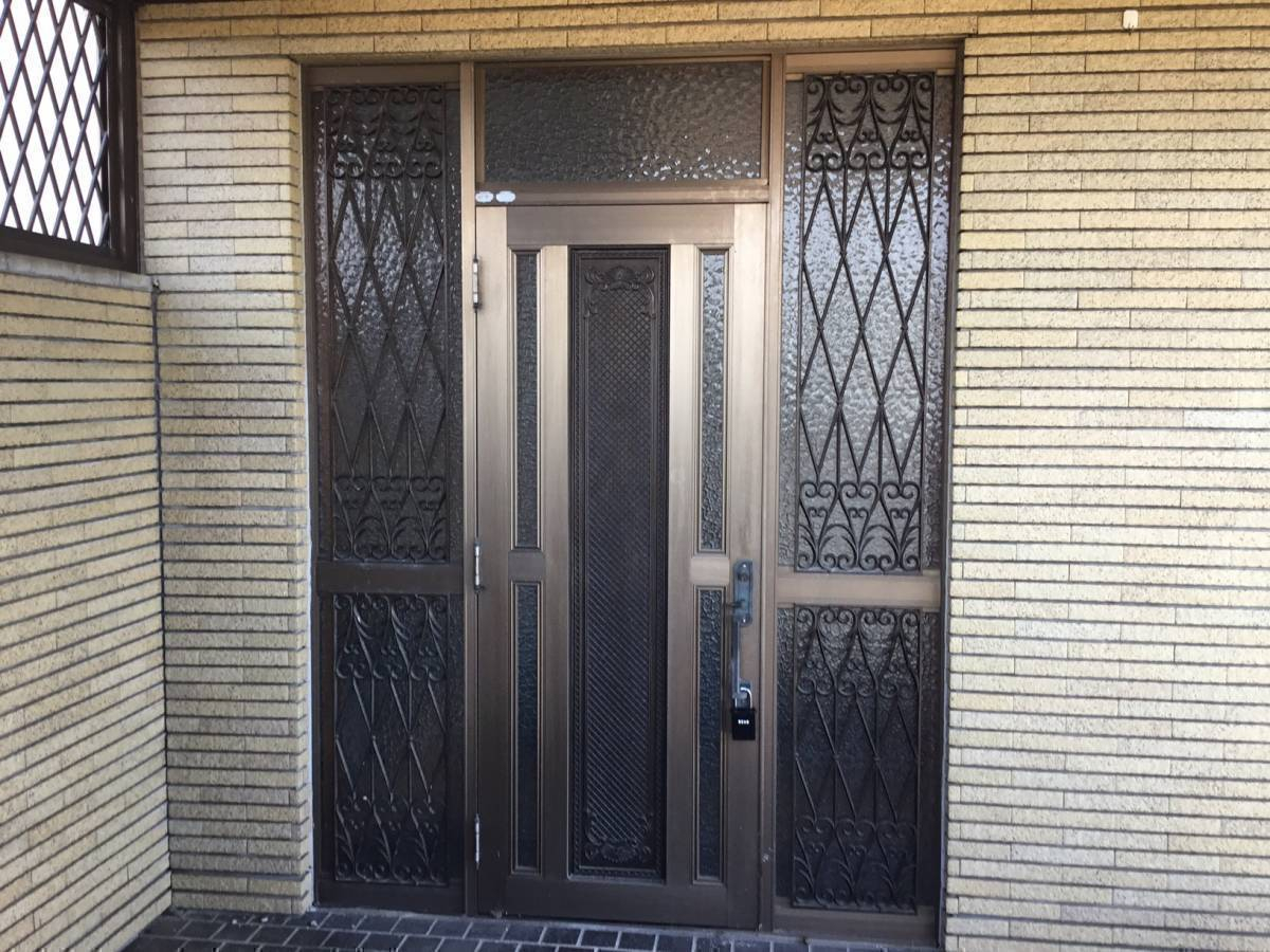 スルガリックス 静岡店の両袖の手動玄関ドアを電気錠式のドアへ交換してほしいの施工前の写真2