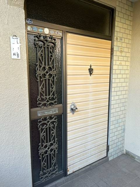 協邦の断熱・防犯対策できる玄関にリフォーム‼＜リシェント玄関ドア＞の施工前の写真1
