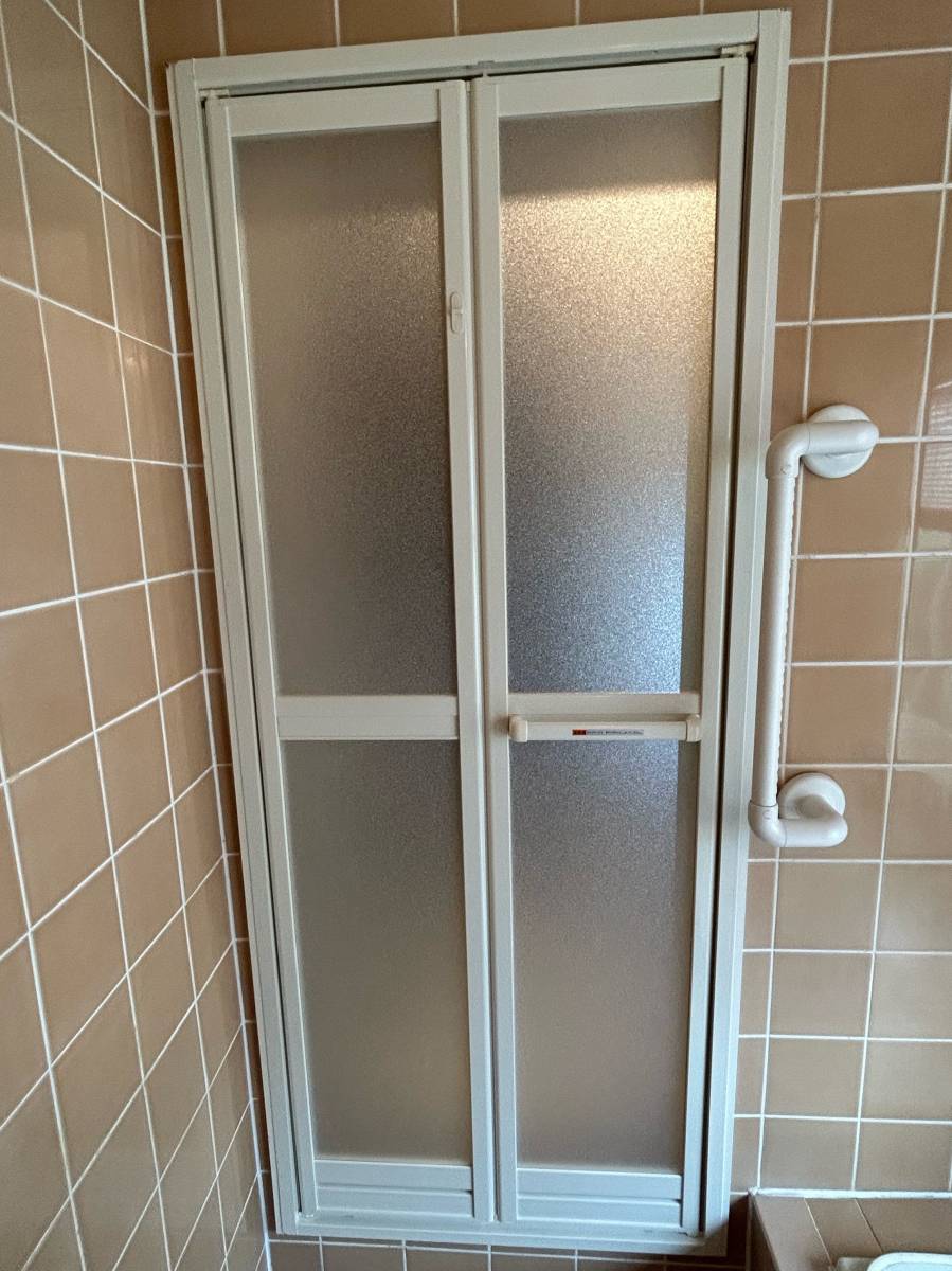 協邦の樹脂パネル破損により、浴室ドアの交換を行いました！の施工後の写真2
