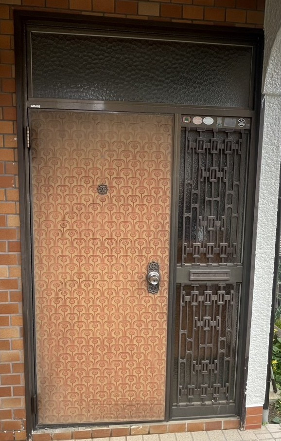 窓みらいの【さいたま市岩槻区】玄関ドアをリシェントに交換しました!の施工前の写真1