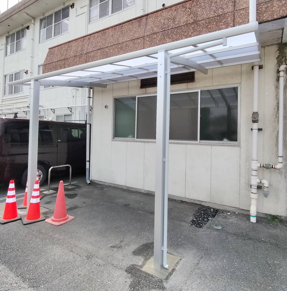 窓みらいの【さいたま市岩槻区】施設の出入口にテラス屋根フーゴRミニを設置しました!の施工後の写真1