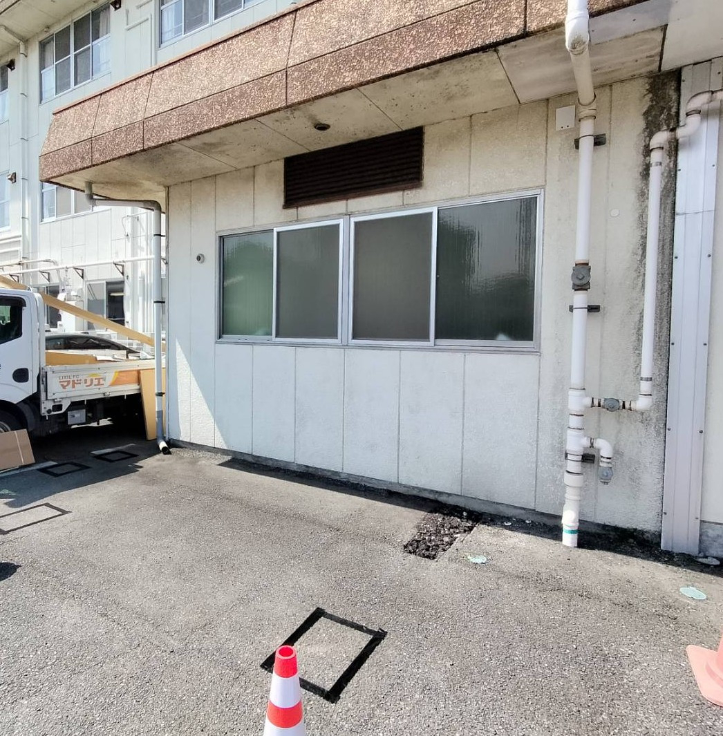 窓みらいの【さいたま市岩槻区】施設の出入口にテラス屋根フーゴRミニを設置しました!の施工前の写真1
