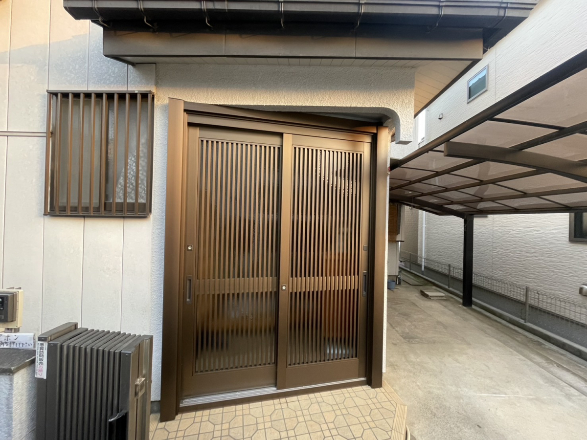窓みらいの【さいたま市】玄関引戸リフォームで防犯性と使いやすさがアップ!見た目も一新の施工後の写真1