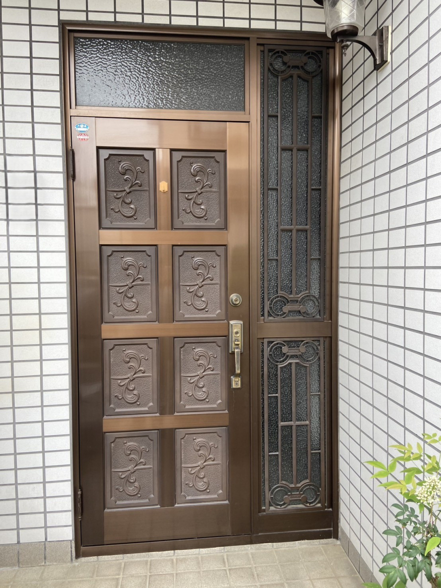 窓みらいの【さいたま市見沼区】玄関ドアリフォームで補助金活用！安心・快適な住まいへの施工前の写真1