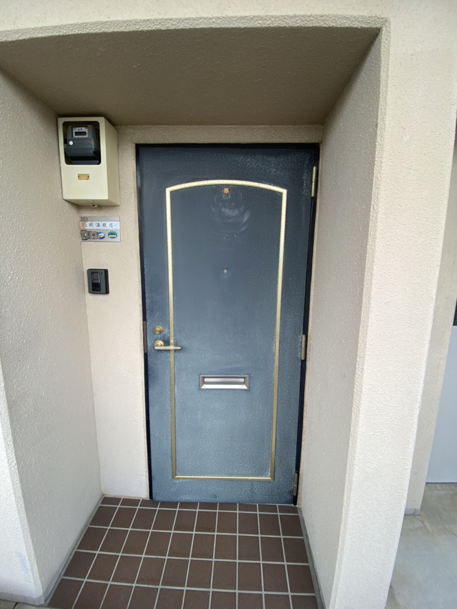 窓みらいの【さいたま市見沼区】補助金でお得にマンション玄関ドアリフォーム!リシェント施工事例の施工前の写真1