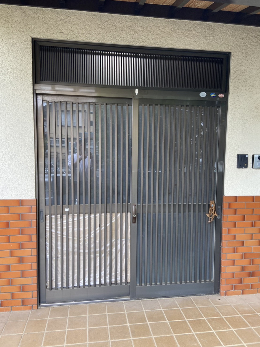 窓みらいの【さいたま市岩槻区】補助金でお得に玄関引戸リフォーム！LIXILリシェント施工事例の施工前の写真1