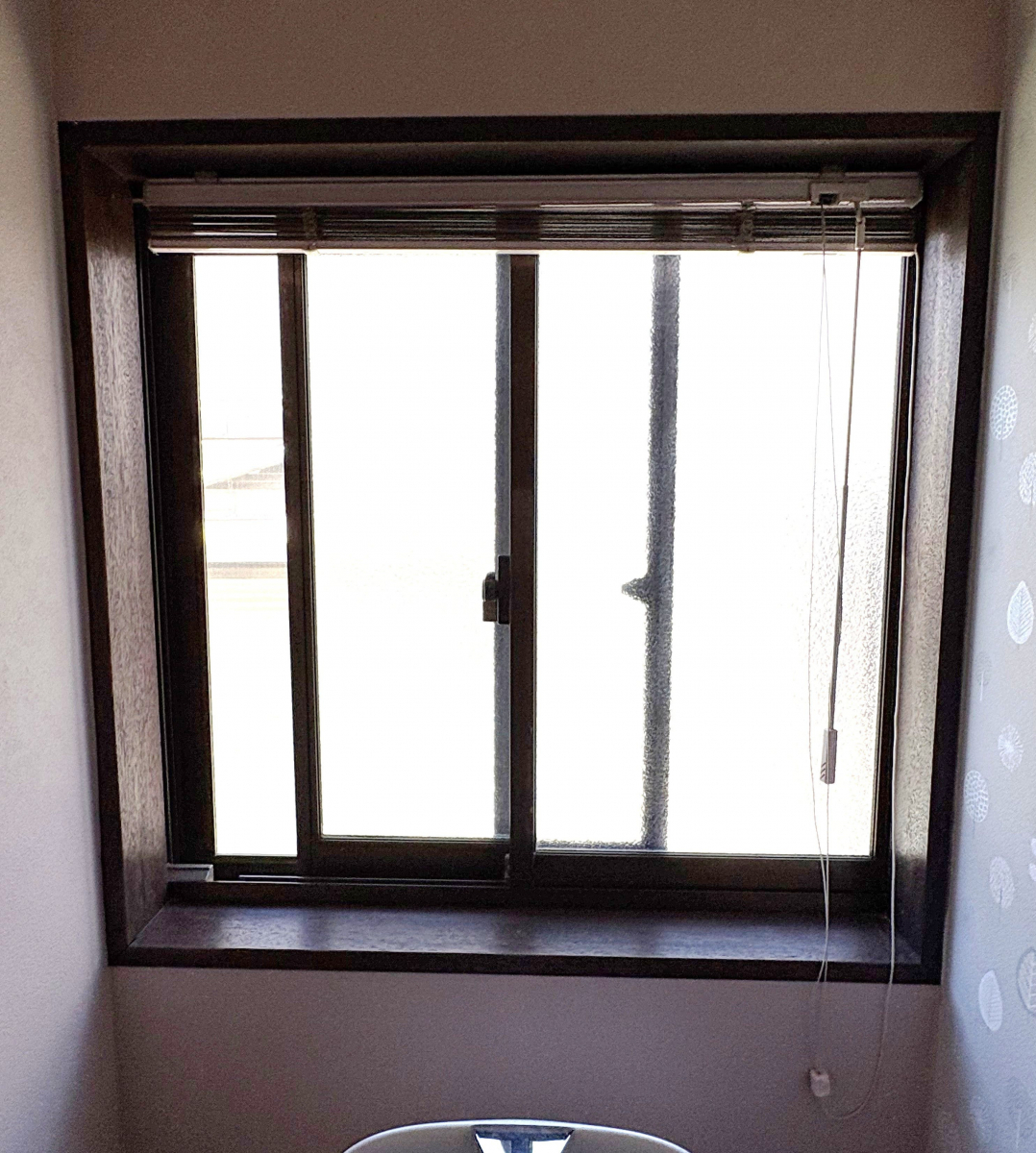 窓みらいの【さいたま市岩槻区】補助金を活用した内窓リフォーム！トイレの窓にLIXILインプラスを設置しました。の施工前の写真1