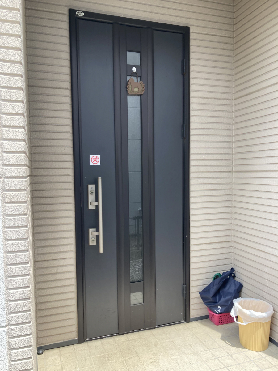 窓みらいのさいたま市岩槻区で、玄関ドアをLIXILリシェントに交換しました！の施工前の写真1