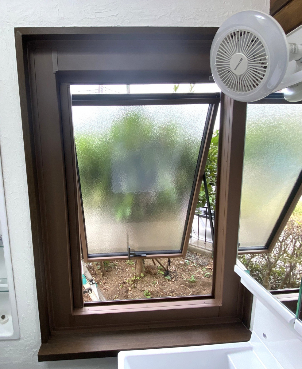 窓みらいの【さいたま市浦和区】古くなったルーバー窓を「横滑り窓（外開き窓）」へ交換リフォーム🖼️の施工後の写真1