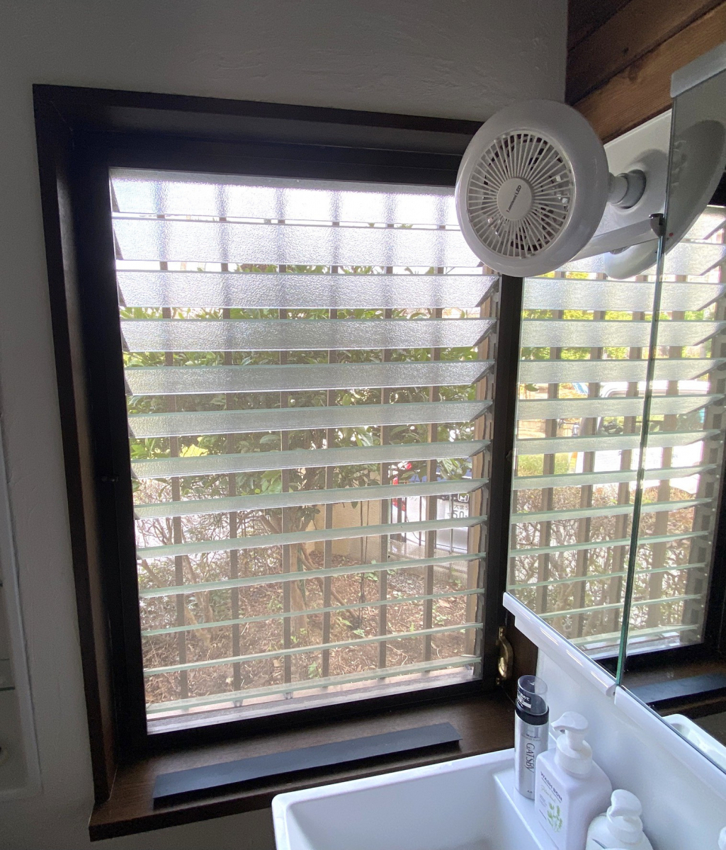 窓みらいの【さいたま市浦和区】古くなったルーバー窓を「横滑り窓（外開き窓）」へ交換リフォーム🖼️の施工前の写真1