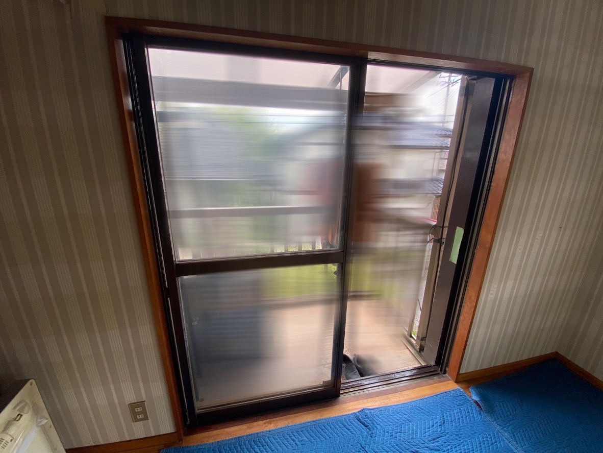 窓みらいの【さいたま市】掃き出し窓リフォーム『インプラス』の施工前の写真1