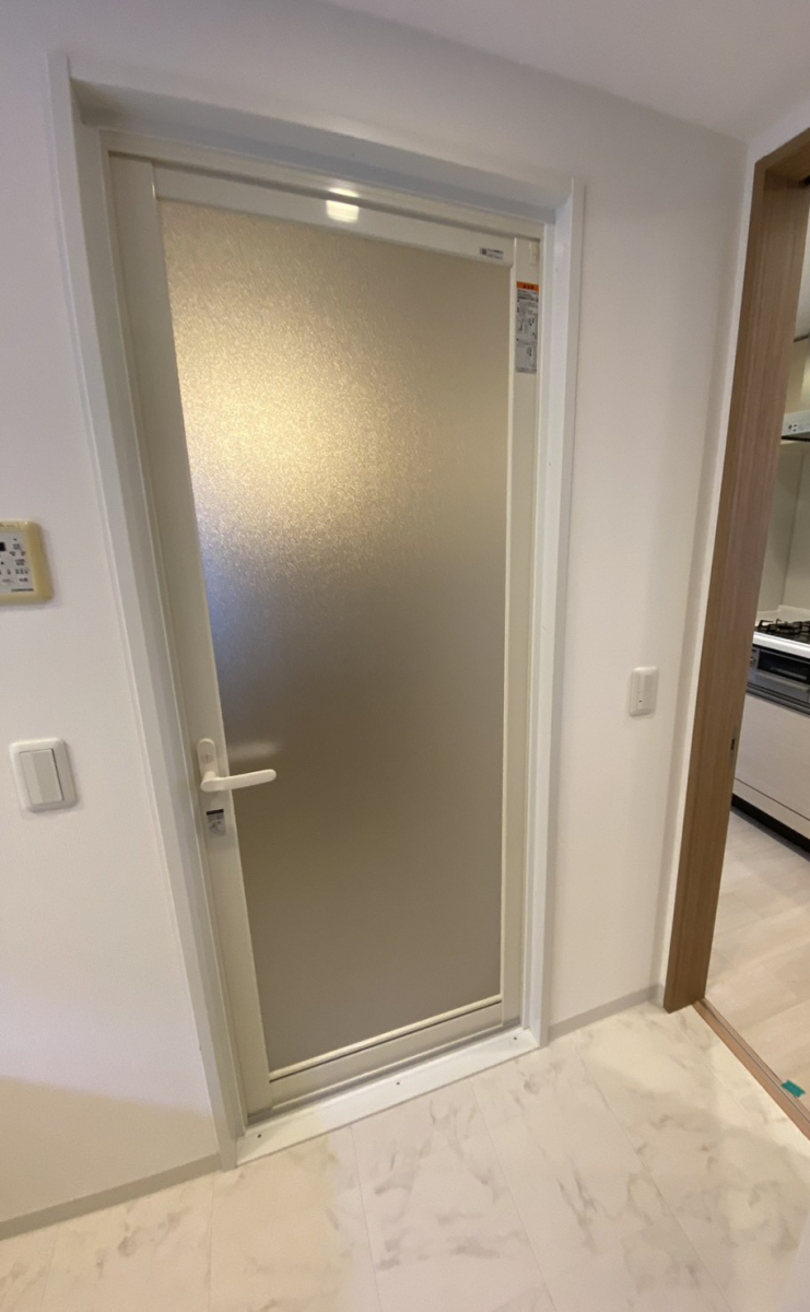 窓みらいの【さいたま市岩槻区】地域密着だから安心。浴室ドアリフォームの施工後の写真1