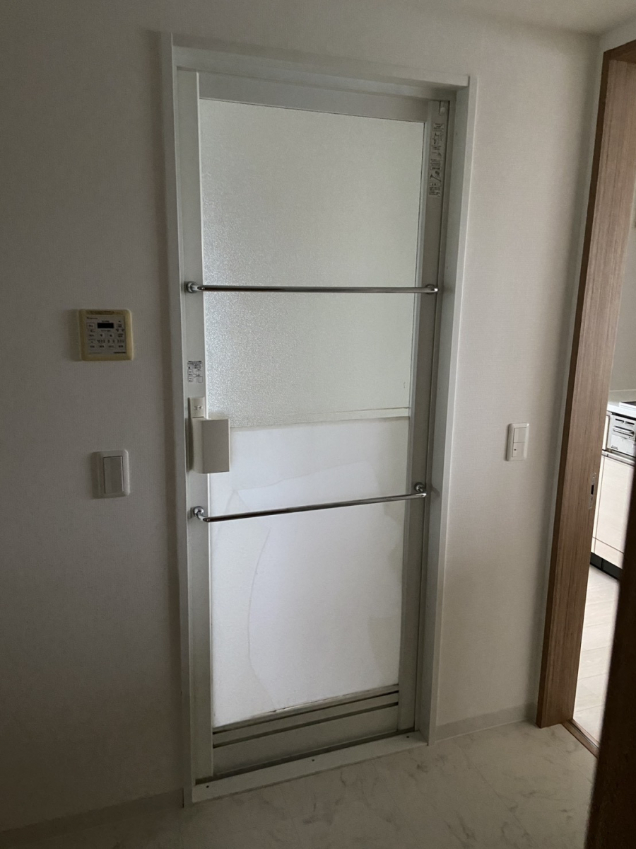 窓みらいの【さいたま市岩槻区】地域密着だから安心。浴室ドアリフォームの施工前の写真1