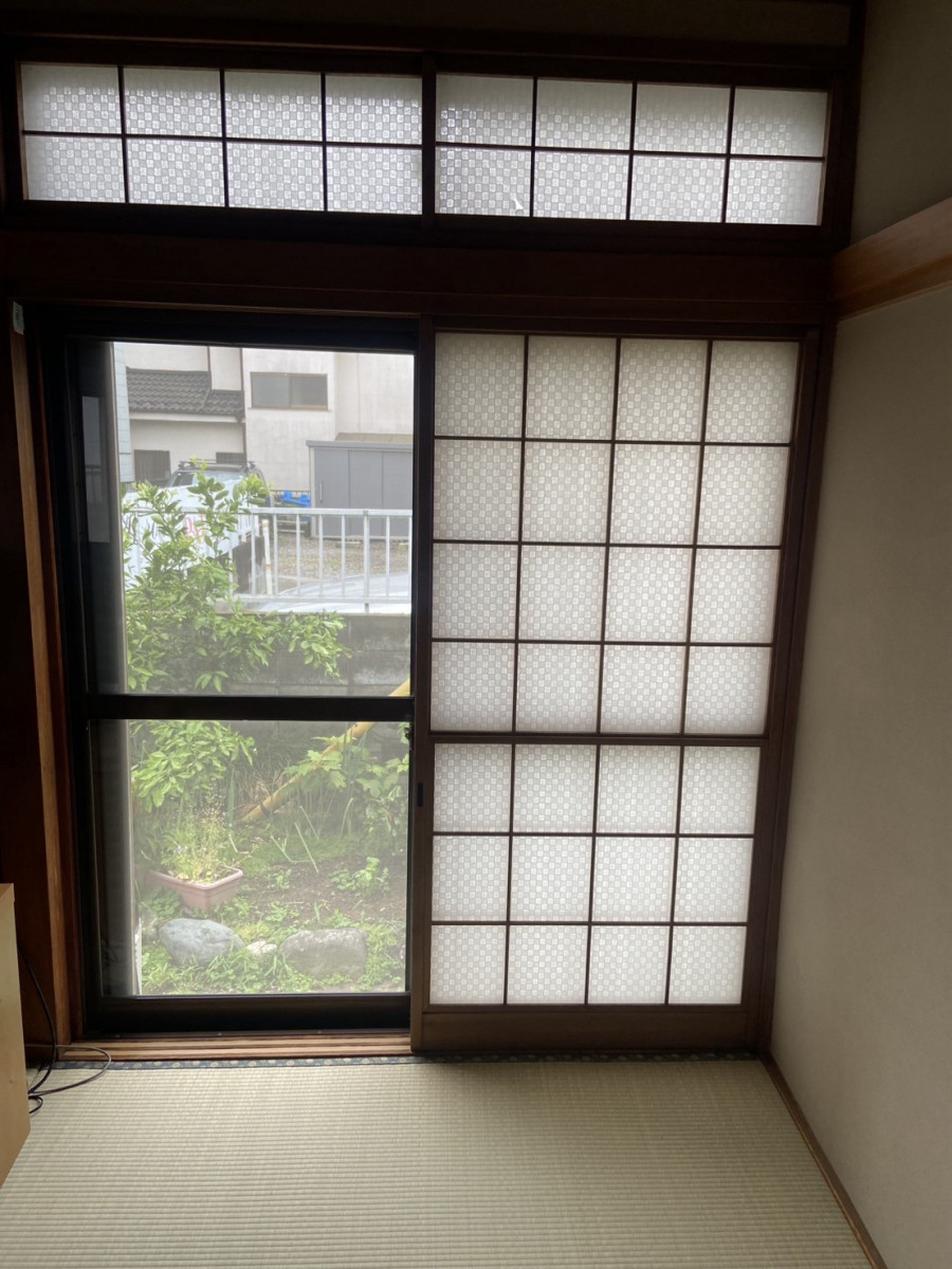 窓みらいの【さいたま市】和室のランマ付引違い窓に「内窓」リフォーム！の施工前の写真1