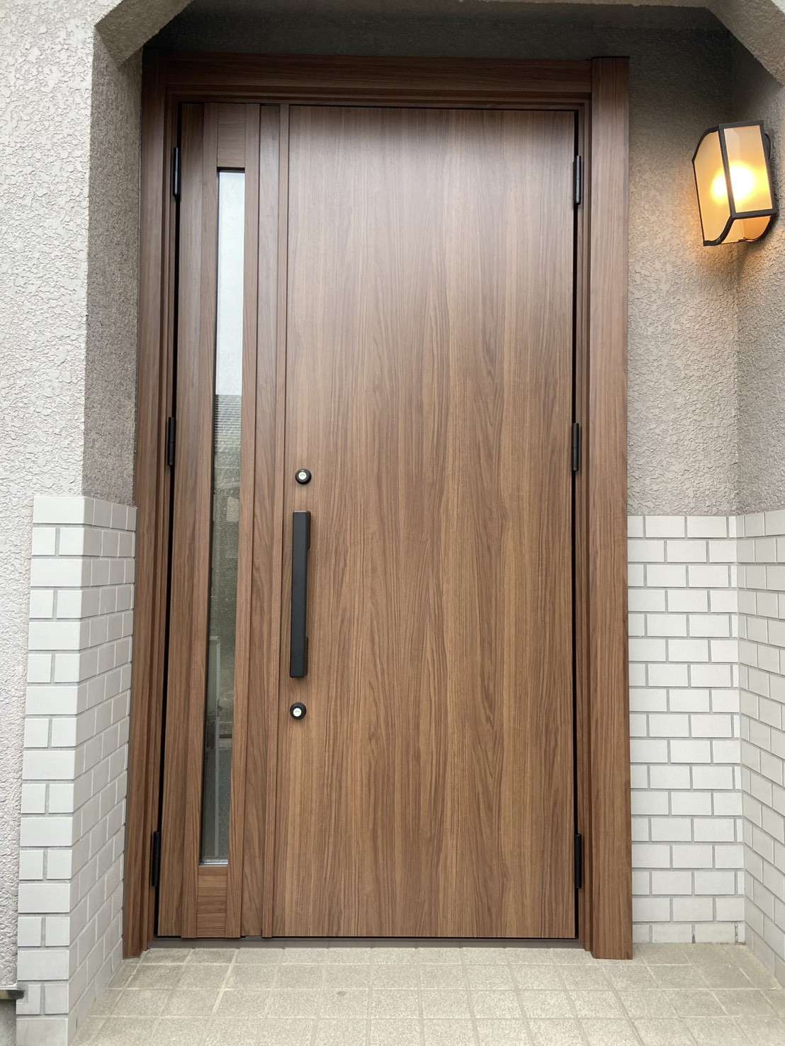 窓みらいの【さいたま市岩槻区】たった一日で高機能な玄関ドアリフォームの施工後の写真1