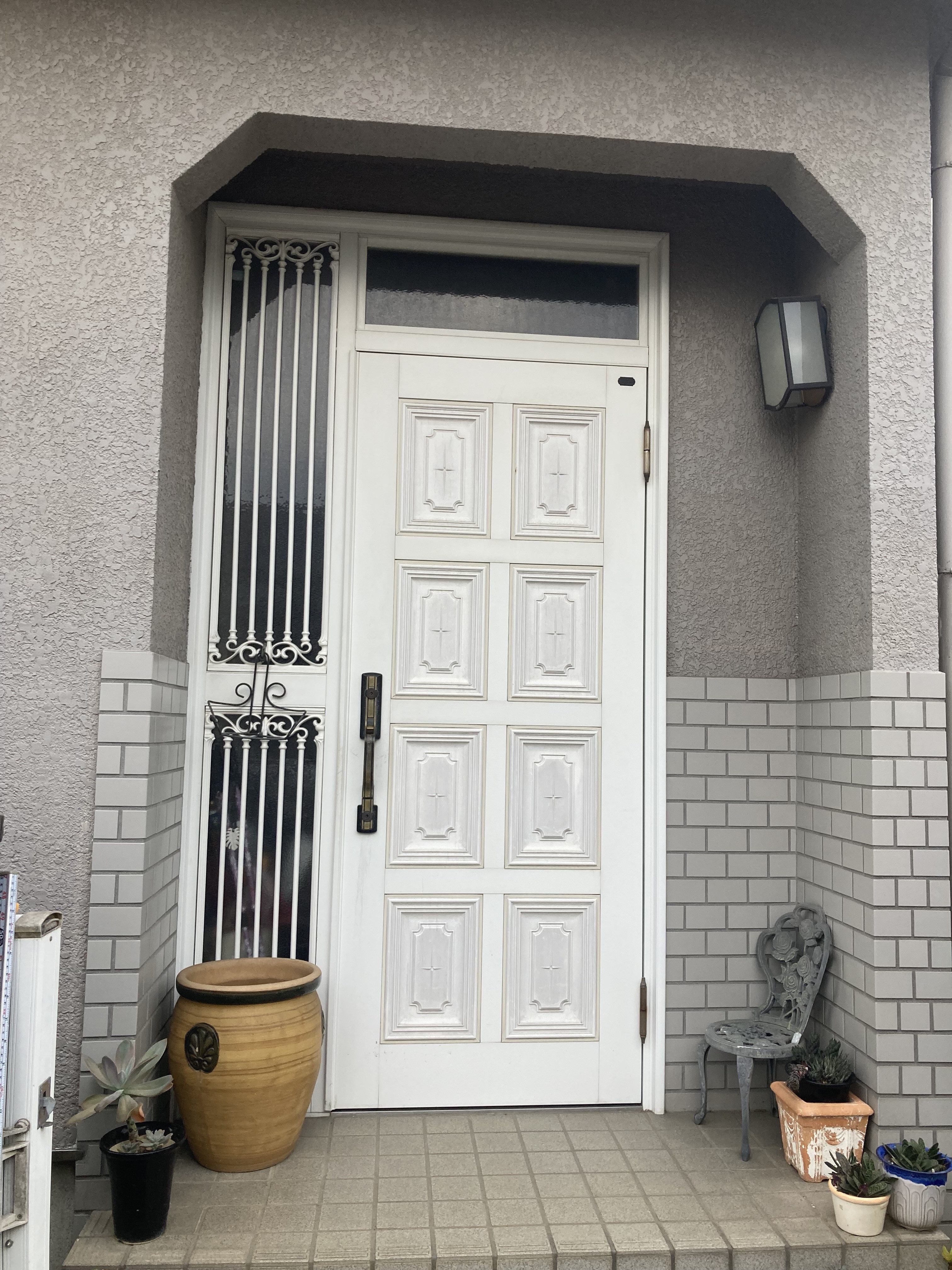 窓みらいの【さいたま市岩槻区】たった一日で高機能な玄関ドアリフォームの施工前の写真1