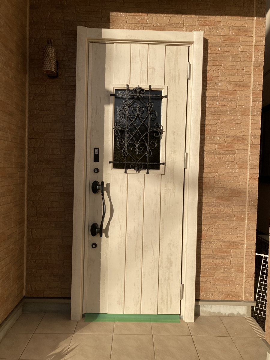 ウメキトーヨー住器のさらに格調高い玄関ドアへの施工後の写真1