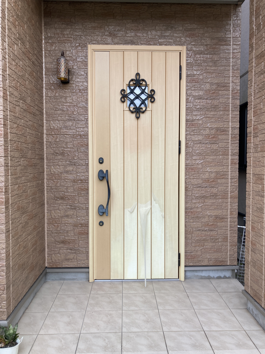 ウメキトーヨー住器のさらに格調高い玄関ドアへの施工前の写真1