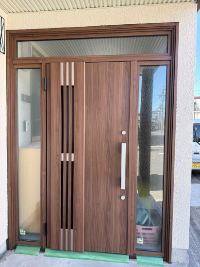 ウメキトーヨー住器の玄関ドア取替施工事例写真1