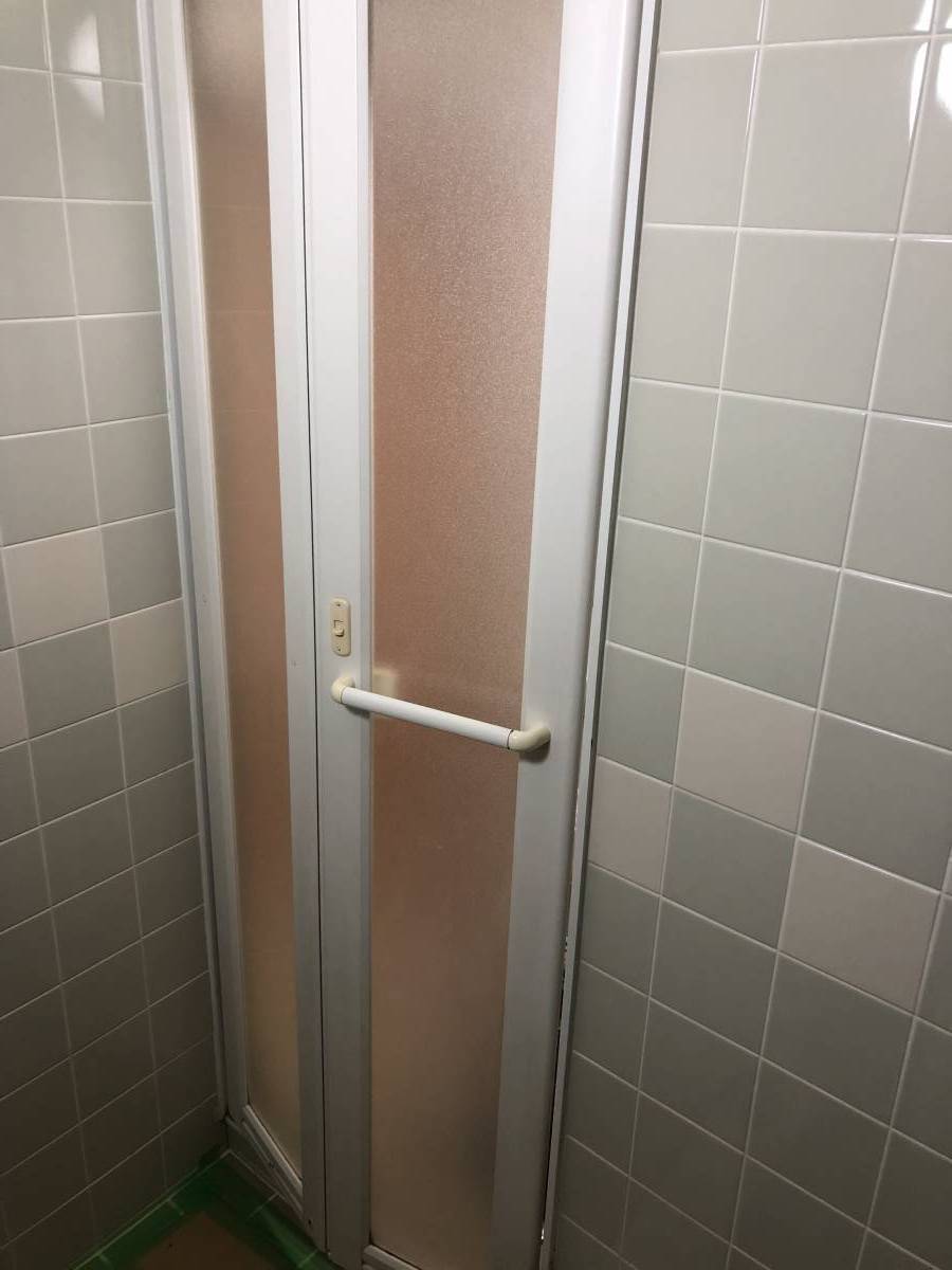 リフォームショップミナトの浴室　中折れドアの施工前の写真1
