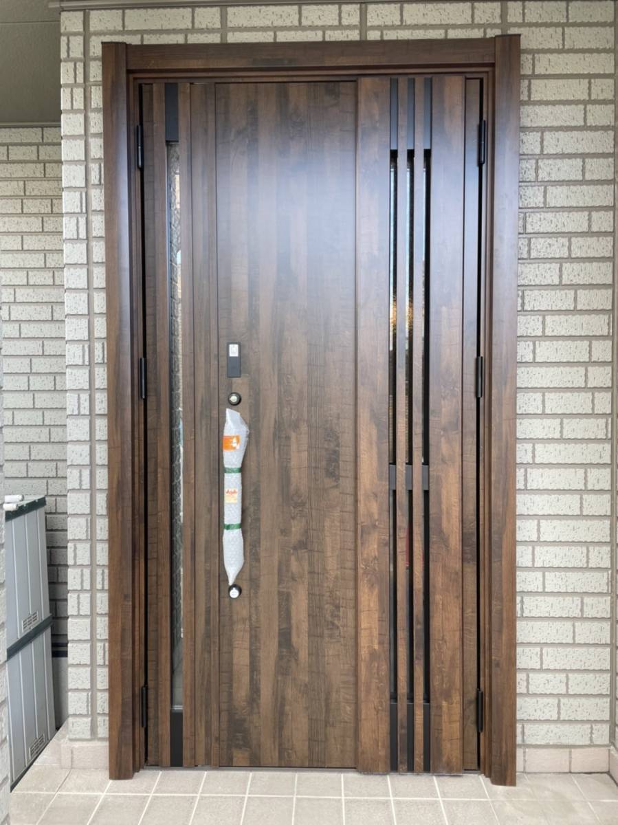 リフォームショップミナトのリシェント玄関ドア３　の施工後の写真1