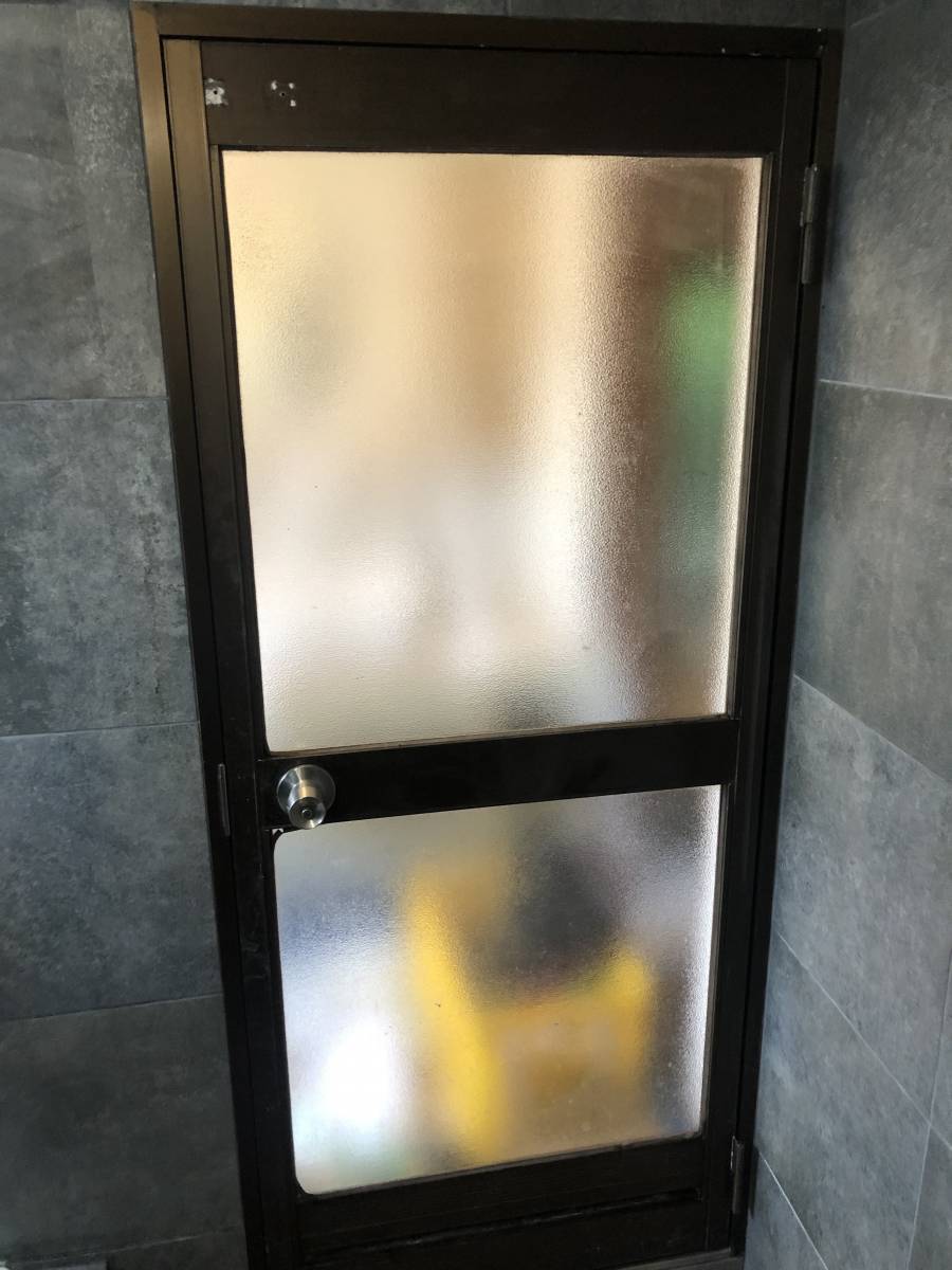 リフォームショップミナトの浴室　中折れドアの施工前の写真1