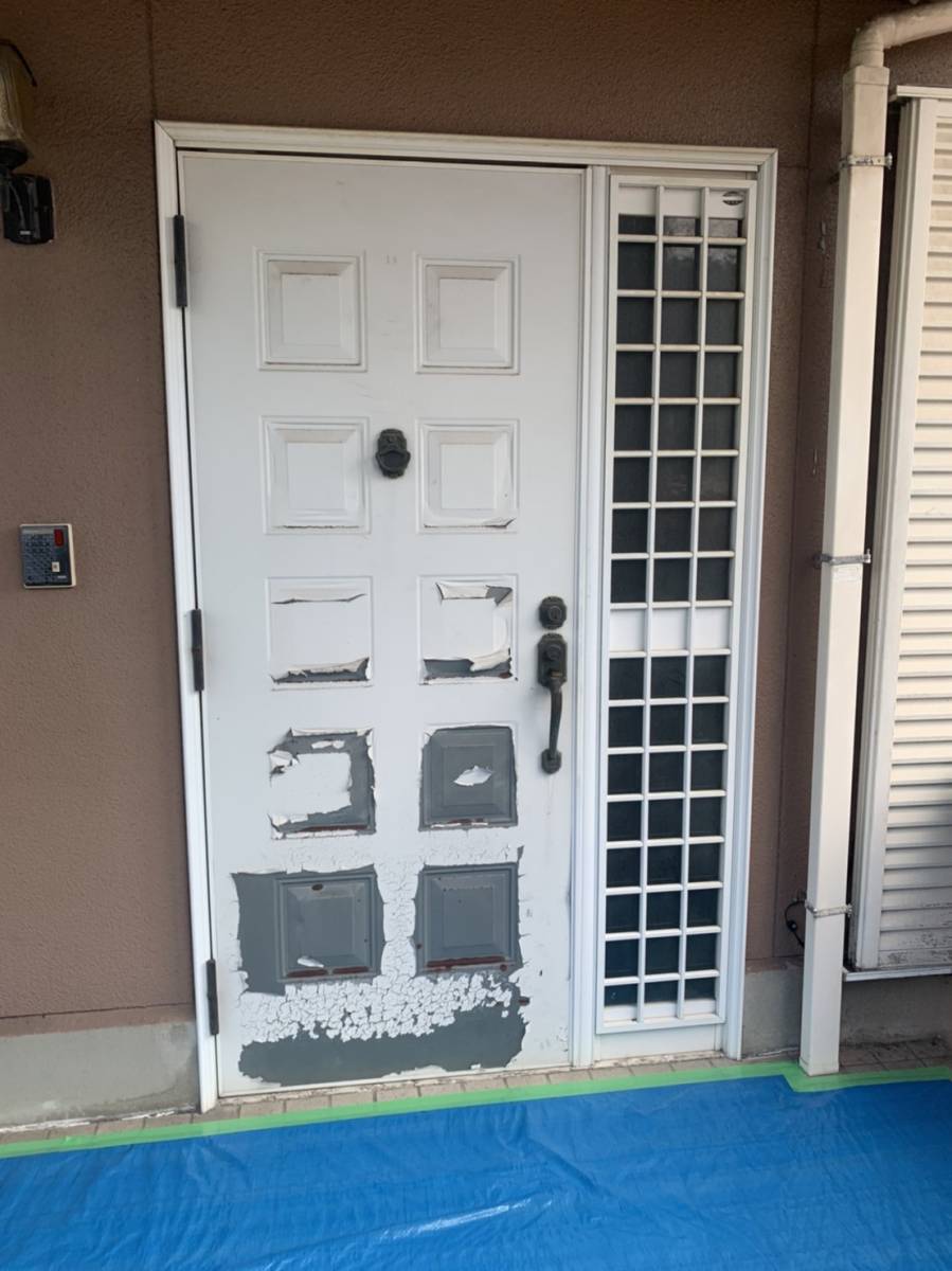 リフォームショップミナトの施工例：玄関ドアの施工前の写真1