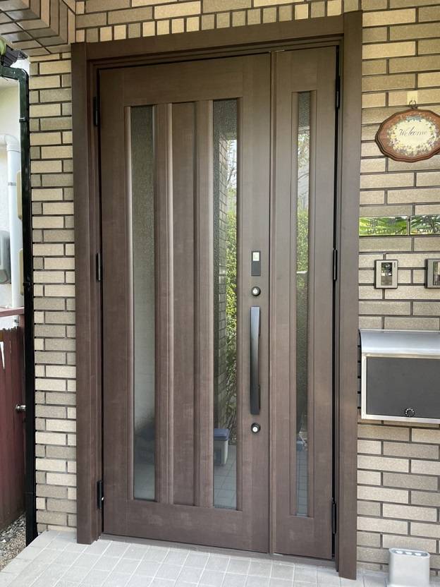リフォームショップミナトの施工例：二世帯住宅玄関ドアの施工後の写真1